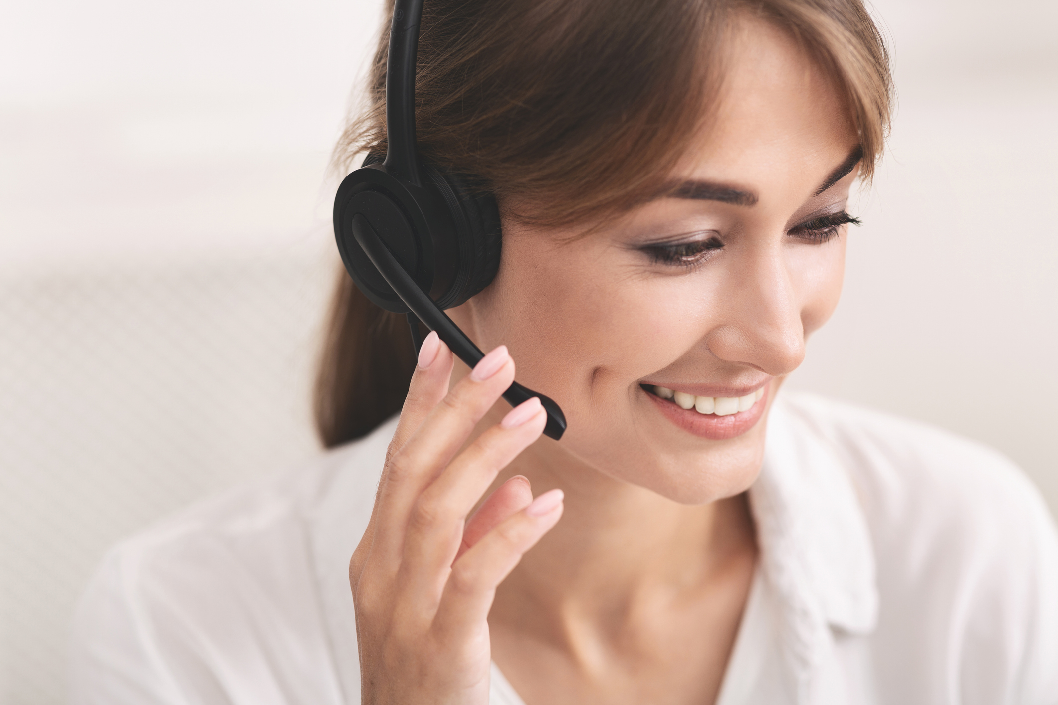 what is the difference between voicemail and an answering service